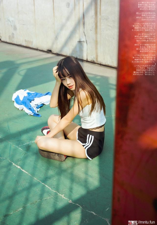 清纯美腿美女天台运动场活力写真