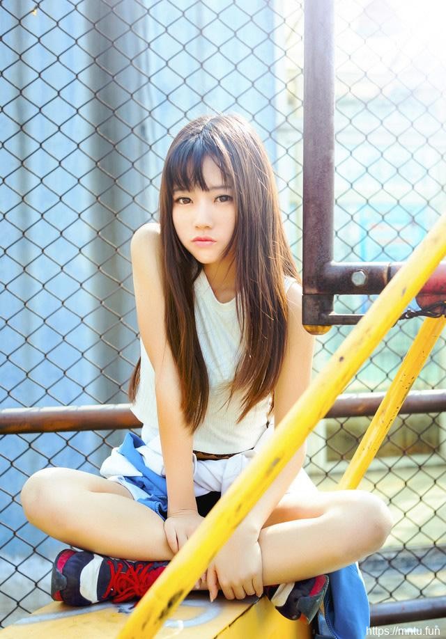 清纯美腿美女天台运动场活力写真