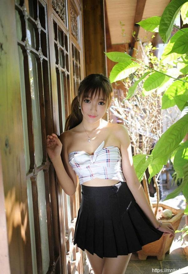 清纯90后女神云南旅拍养眼图片