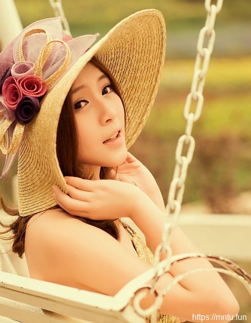 戴草帽女生秋千上的清纯写真摄影