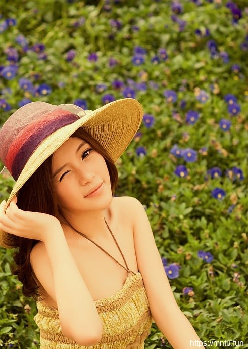 戴草帽女生秋千上的清纯写真摄影