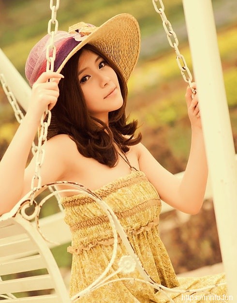 戴草帽女生秋千上的清纯写真摄影