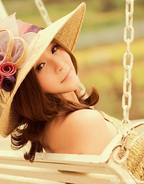 戴草帽女生秋千上的清纯写真摄影