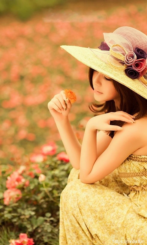 戴草帽女生秋千上的清纯写真摄影