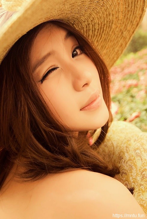 戴草帽女生秋千上的清纯写真摄影