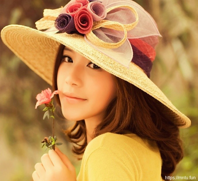 戴草帽女生秋千上的清纯写真摄影