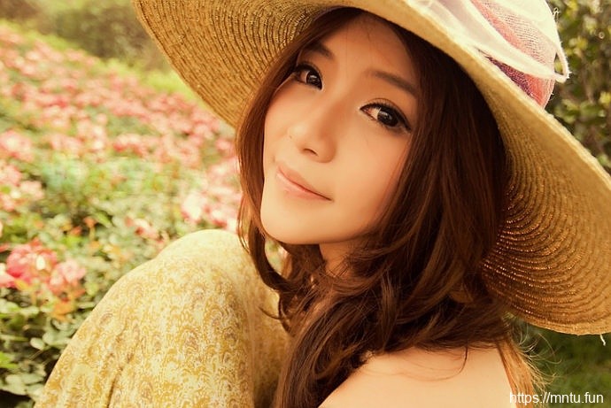 戴草帽女生秋千上的清纯写真摄影