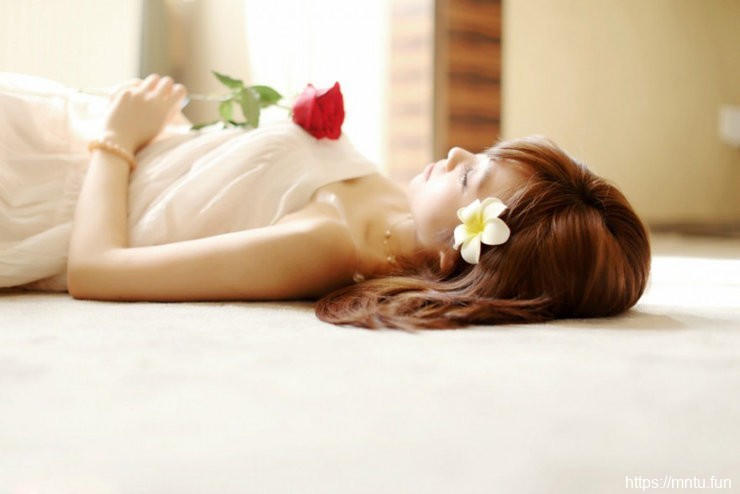 可爱少女清纯生活照肌肤水嫩诱人