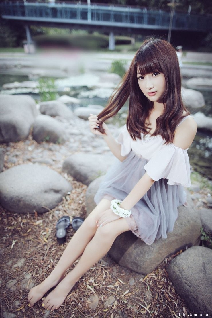 长发校花美女清纯大眼睛楚楚动人