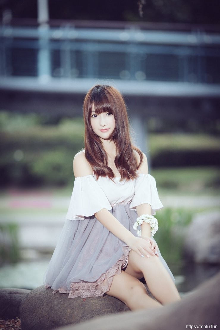 长发校花美女清纯大眼睛楚楚动人