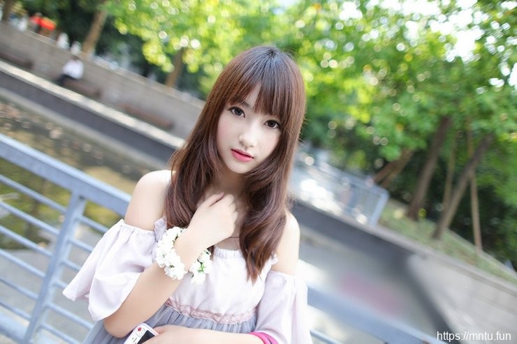 长发校花美女清纯大眼睛楚楚动人