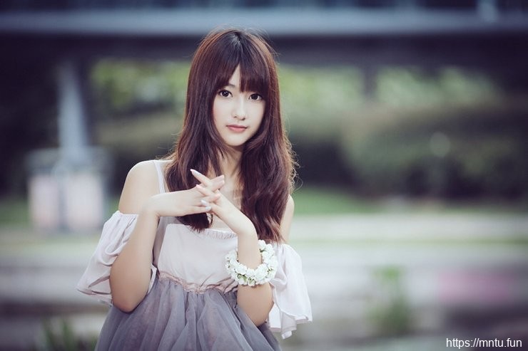 长发校花美女清纯大眼睛楚楚动人