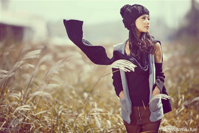 户外清纯长发美女忧郁畅想