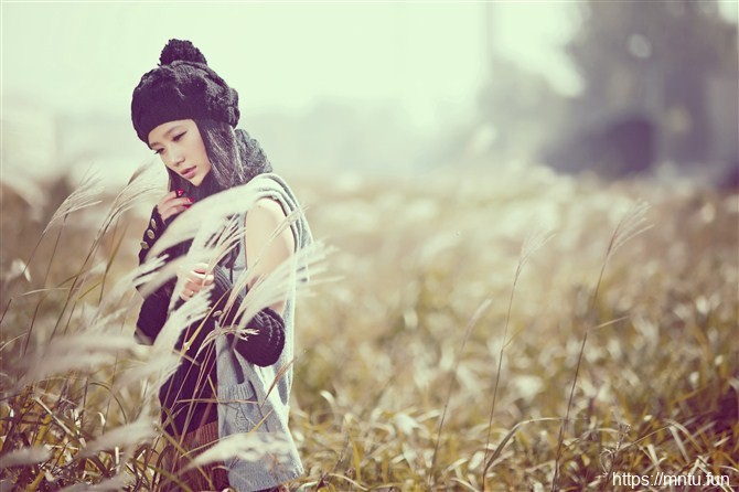 户外清纯长发美女忧郁畅想