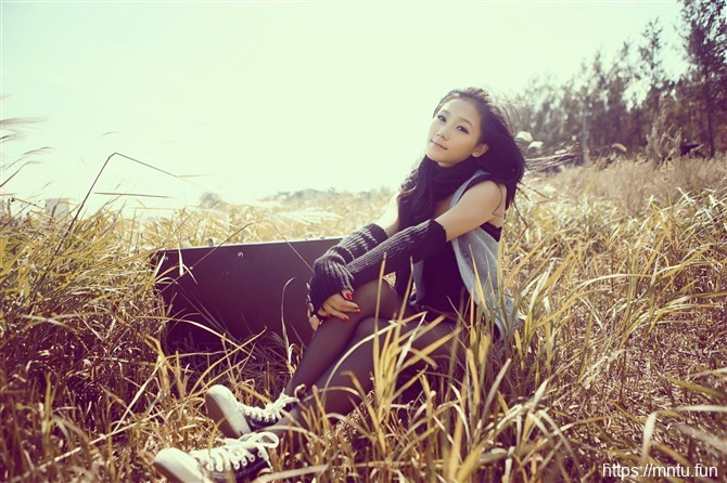 户外清纯长发美女忧郁畅想