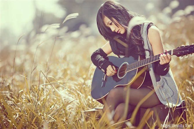 户外清纯长发美女忧郁畅想