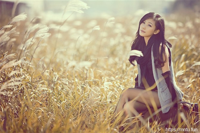 户外清纯长发美女忧郁畅想