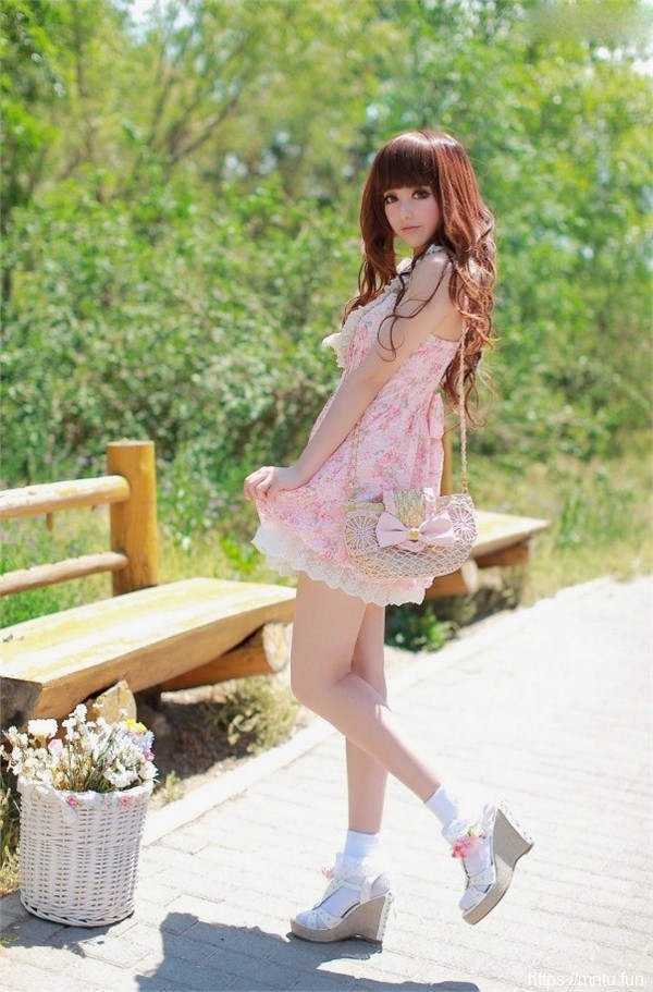 混血美女芭比粉嫩蛋糕裙清纯可爱