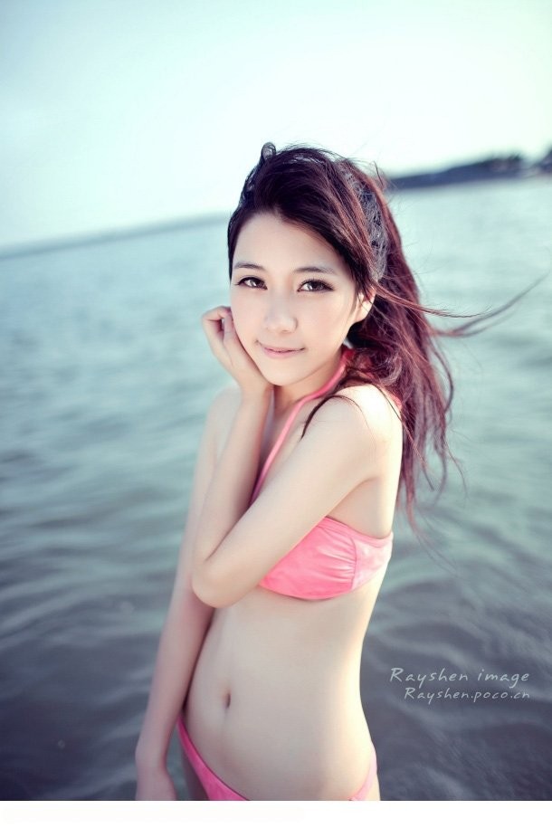 泳装清纯少女夏日海边养眼可爱写真