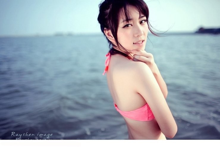 泳装清纯少女夏日海边养眼可爱写真