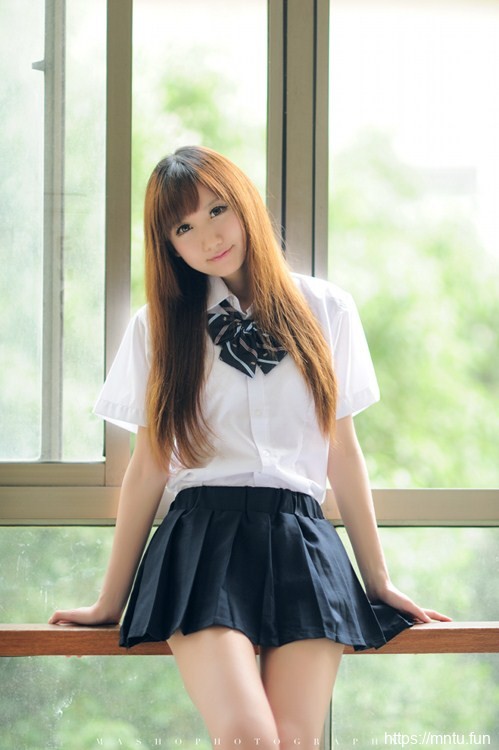 长发美女校花学生制服清纯可人