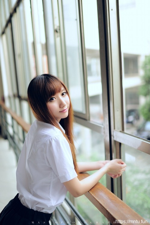 长发美女校花学生制服清纯可人