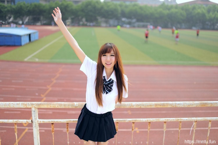 长发美女校花学生制服清纯可人