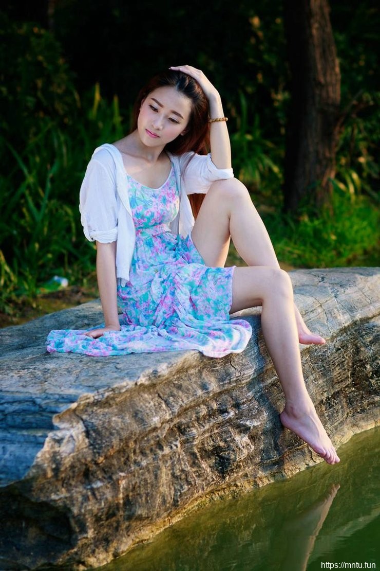 清纯气质长发美女养眼写真