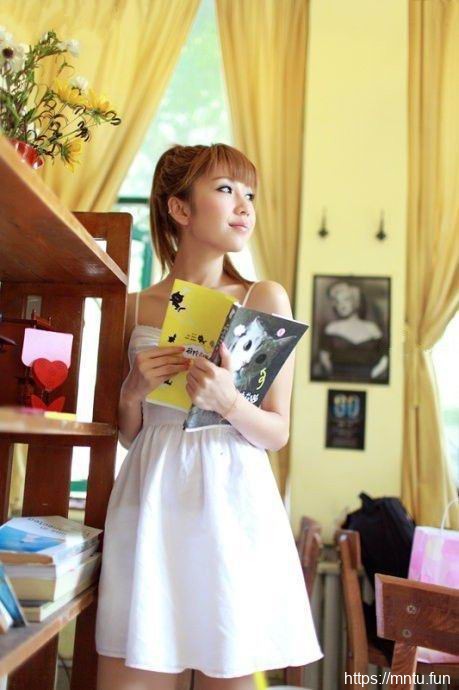 邻家清纯美女书房里度过静谧的下午时光