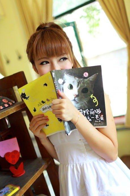 邻家清纯美女书房里度过静谧的下午时光