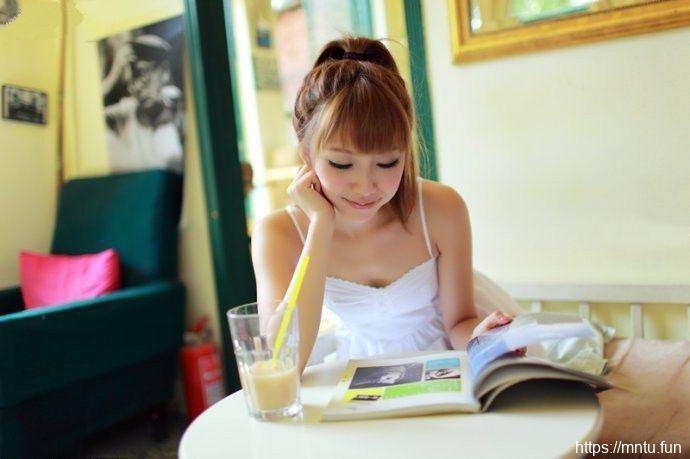 邻家清纯美女书房里度过静谧的下午时光