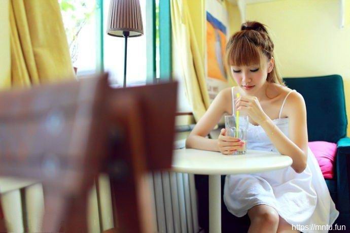 邻家清纯美女书房里度过静谧的下午时光