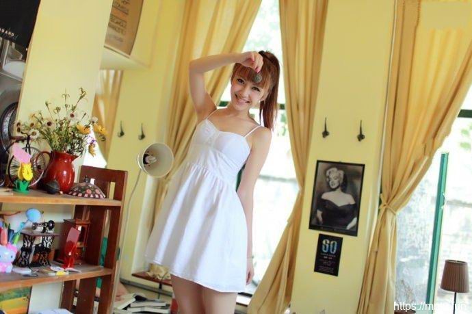 邻家清纯美女书房里度过静谧的下午时光