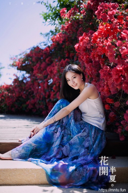 艺术写真清纯女生花丛边绽放美丽