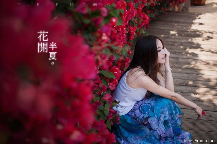 艺术写真清纯女生花丛边绽放美丽