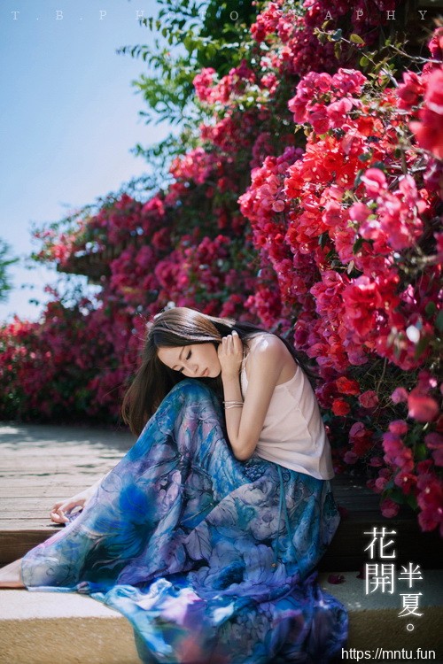 艺术写真清纯女生花丛边绽放美丽