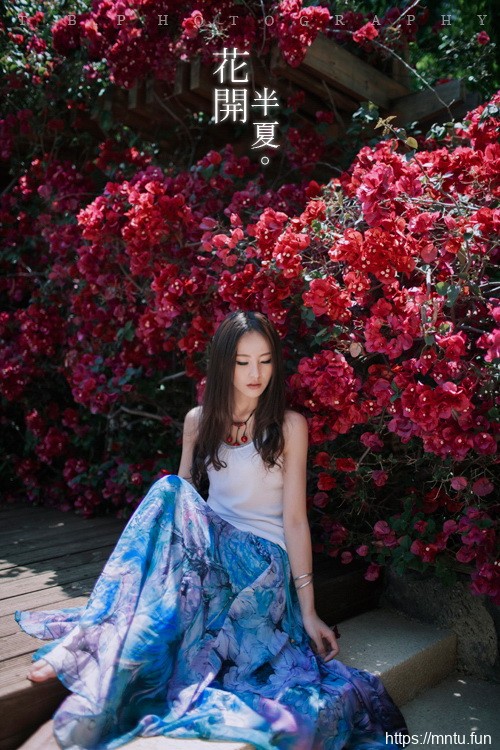 艺术写真清纯女生花丛边绽放美丽