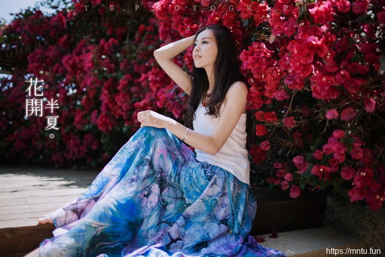 艺术写真清纯女生花丛边绽放美丽