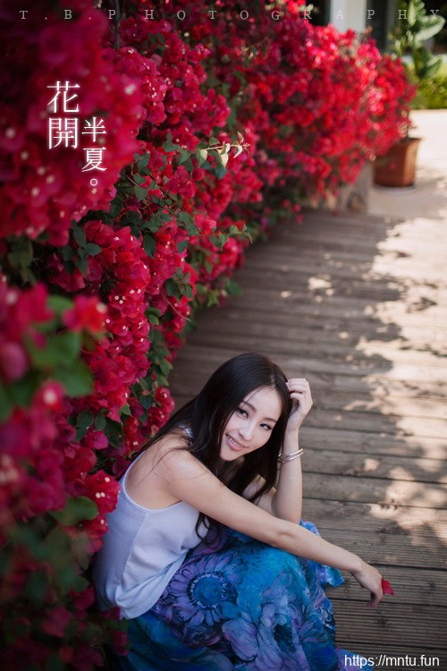 艺术写真清纯女生花丛边绽放美丽