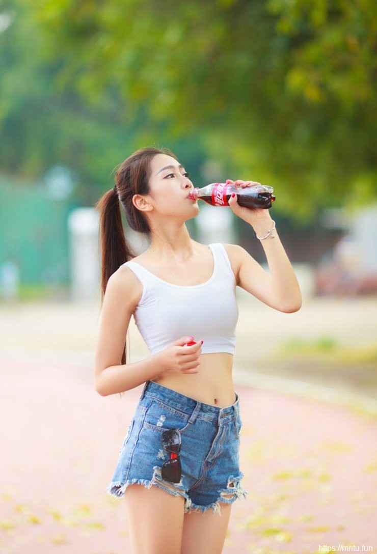 运动系美女大学操场气质清纯写真