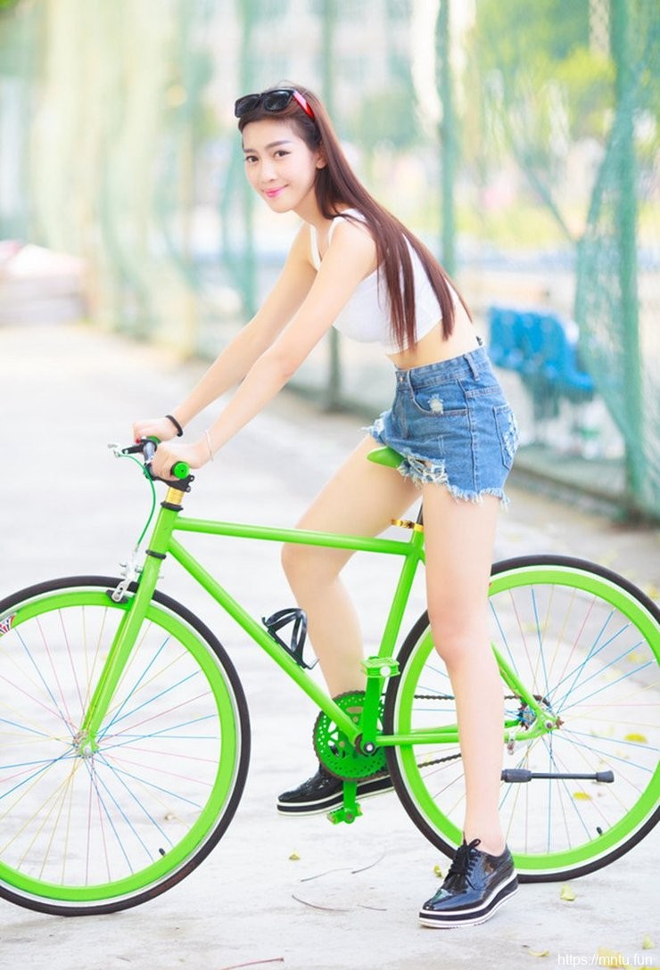 运动系美女大学操场气质清纯写真