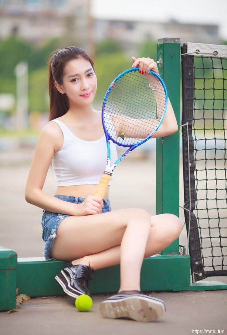 运动系美女大学操场气质清纯写真