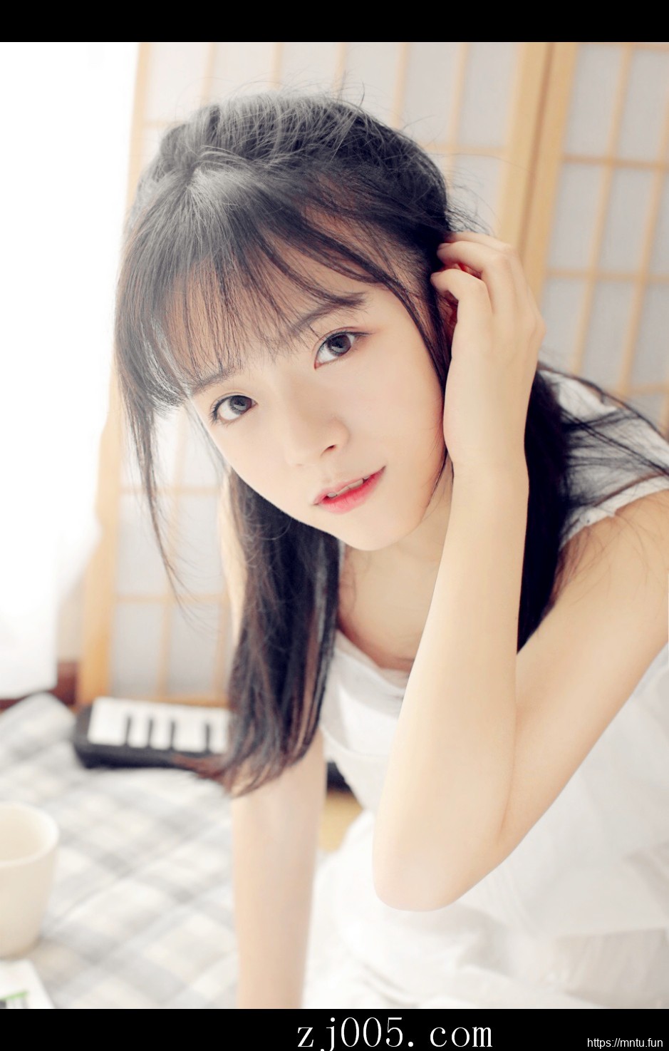 95后MM床照香肩大胆吊带裙私房照写真图片