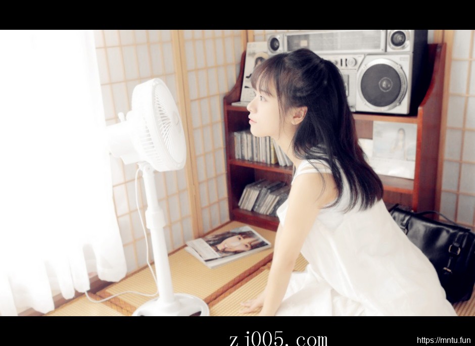 95后MM床照香肩大胆吊带裙私房照写真图片