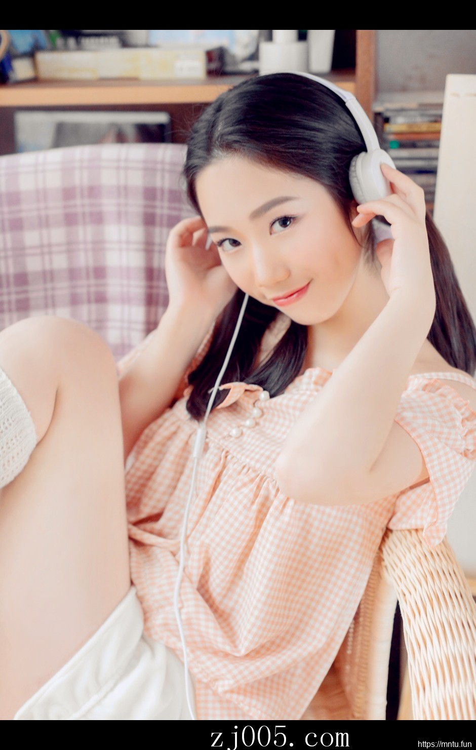 95后MM床照香肩大胆吊带裙私房照写真图片