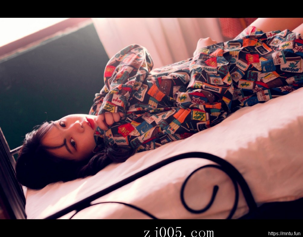 95后MM床照香肩大胆吊带裙私房照写真图片