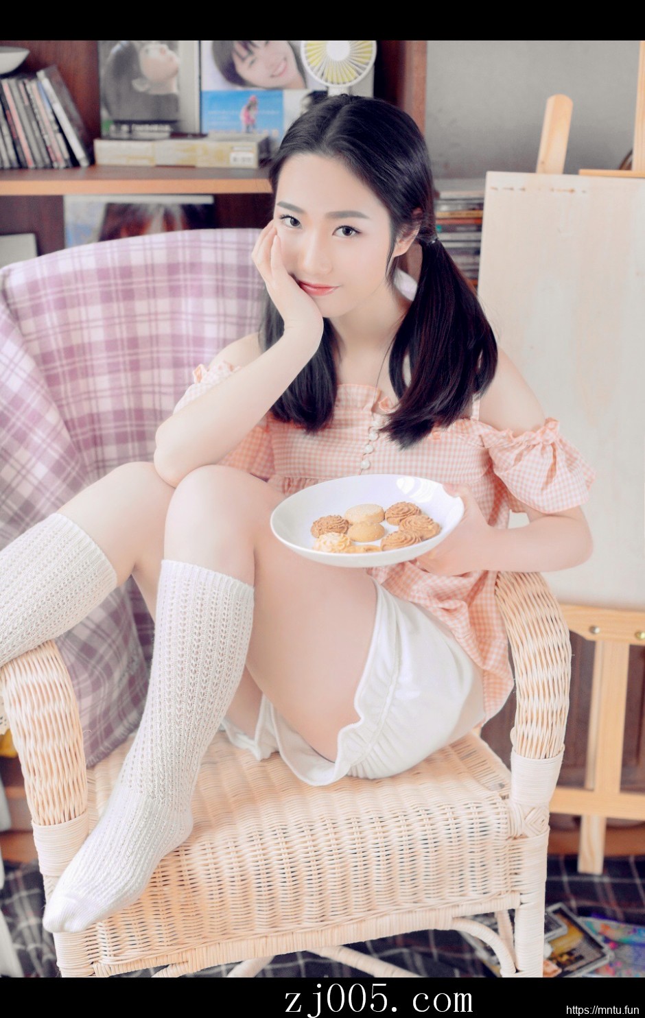 95后MM床照香肩大胆吊带裙私房照写真图片