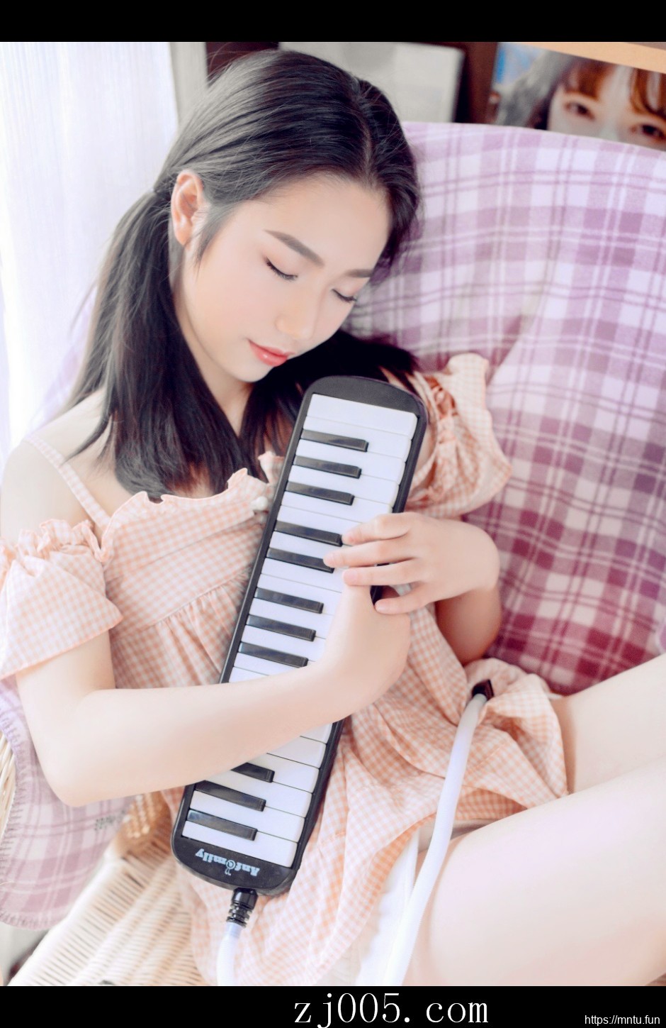 95后MM床照香肩大胆吊带裙私房照写真图片