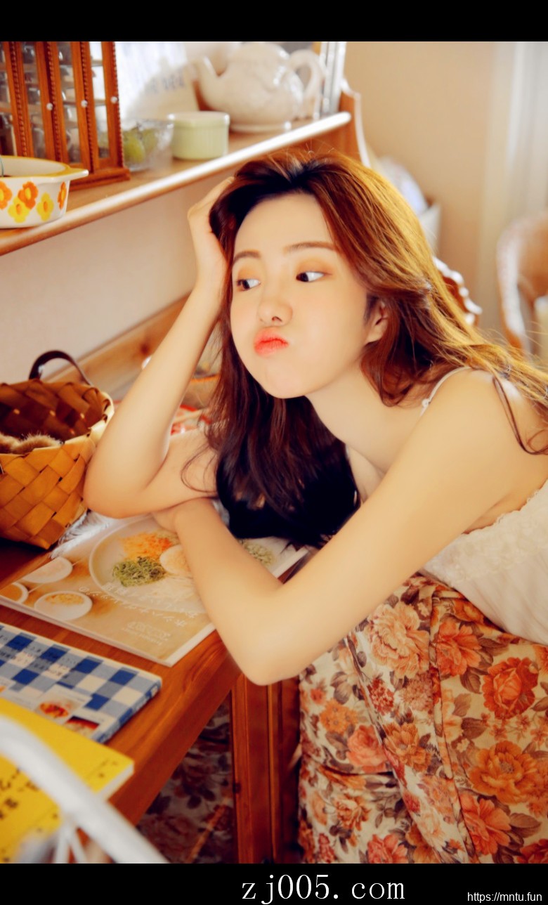 95后MM床照香肩大胆吊带裙私房照写真图片