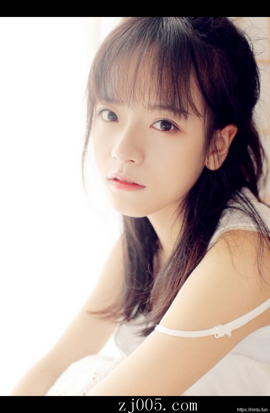 95后MM床照香肩大胆吊带裙私房照写真图片